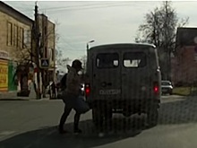 В Ливнах девочка врезалась в «буханку» на пешеходном переходе