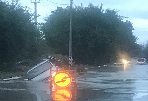 Изюминка города: в Таганроге легковая машина провалилась в асфальт