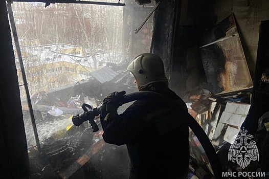 В многоэтажке на Уралмаше загорелась квартира. Жильцы заявили о взрыве