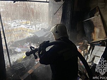 В многоэтажке на Уралмаше загорелась квартира. Жильцы заявили о взрыве