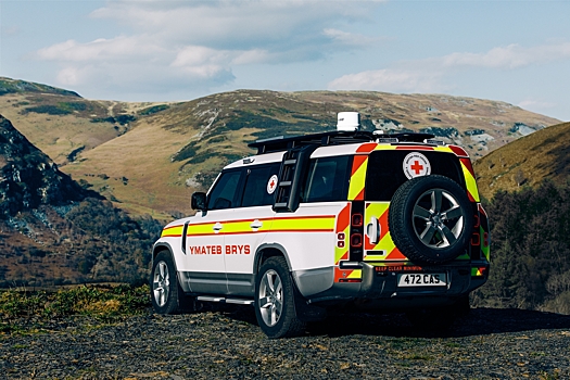 Land Rover сделал внедорожник Defender для Красного Креста