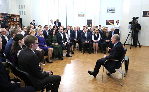 Президент РФ встретился с общественниками в Череповце и выслушал предложения ОНФ в области образования и науки