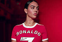 Модель Джорджина Родригес вышла на подиум в футбольном платье с номером Криштиану Роналду
