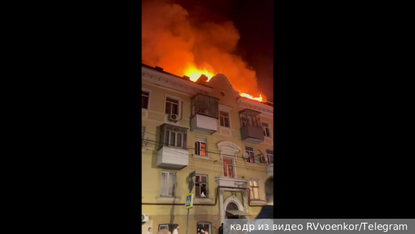 Падение БПЛА вызвало пожар на крыше многоквартирного дома в Ростове-на-Дону