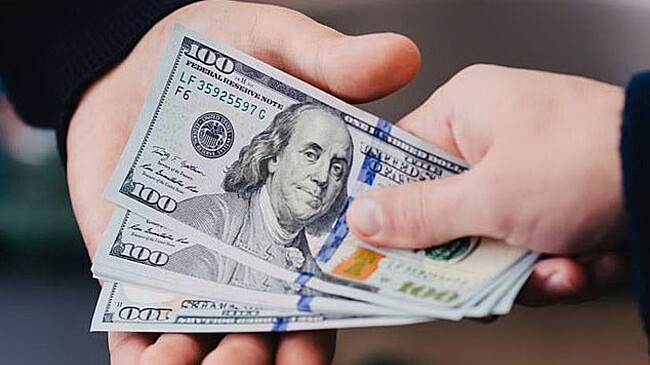 Россияне бросились закупать доллары