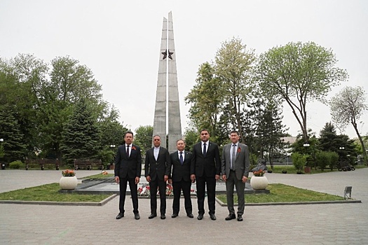 В Астрахани дипломаты стран Прикаспия почтили память участников войны