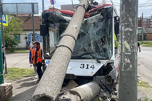 В Краснодаре четыре человека пострадали в ДТП троллейбуса с машиной каршеринга
