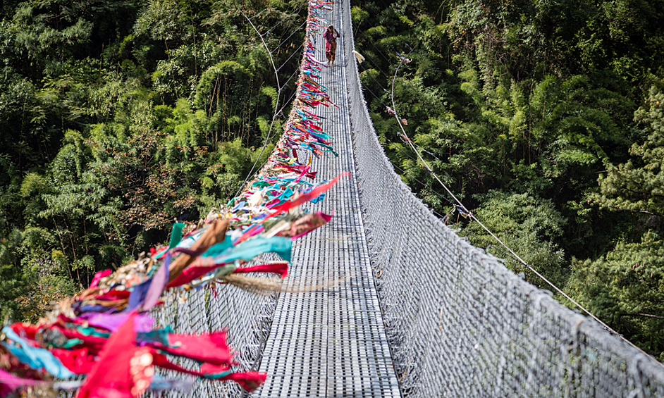 Ghasa Bridge – подвесной переход в Непале, расположенный над 130-метровой пропастью.  Иностранные туристы в ужасе замирают перед этим сооружением, глядя, как местные жители, погоняющие скот, с легкостью пересекают раскачивающийся из стороны в сторону мост
