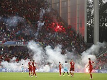 Турецкие фанаты забросали поле файерами после гола сборной