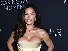 Жена миллиардера Безоса вышла в свет в откровенном наряде