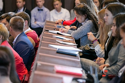 В Томске в преддверии Дня Конституции Российской Федерации полицейские проводят уроки правовой грамотности