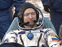 «Роскосмос» показал кадры эвакуации приземлившегося экипажа «Союз МС-27»