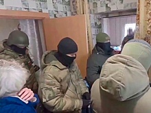 Опубликованы кадры задержания подозреваемого в пособничестве украинским боевикам в пригороде Мариуполя