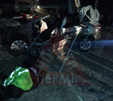 На пермской трассе водитель кроссовера погиб в ДТП с четырьмя грузовиками