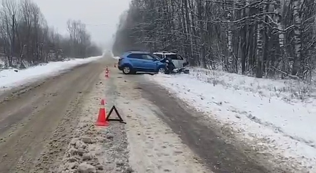 Женщина пострадала из-за столкновения двух легковушек в Нижегородской области