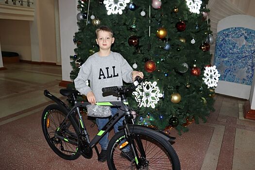 Депутат Госдумы из Армавира подарил велосипед мальчику из ЛНР