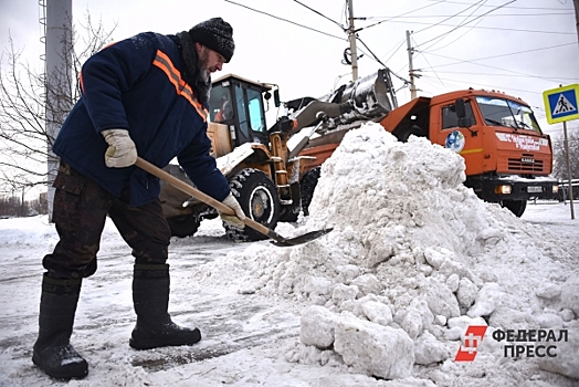 Расчищать омские улицы от снега отправились инженеры