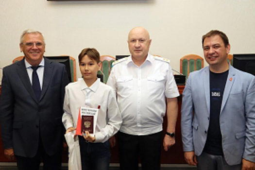 В Нижегородской области вручили паспорта граждан РФ активистам молодёжных организаций