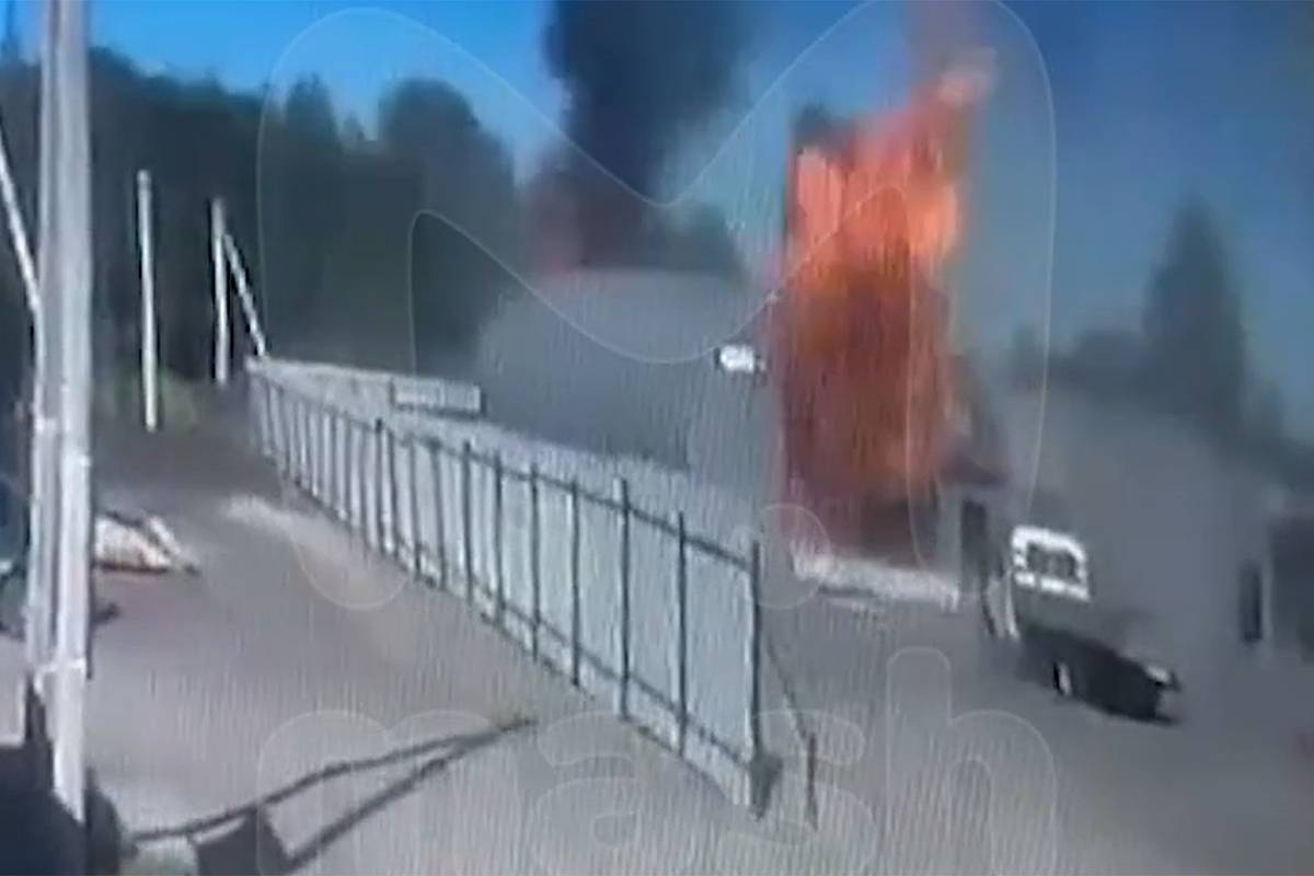 Мощный взрыв в автосервисе в российской деревне попал на видео