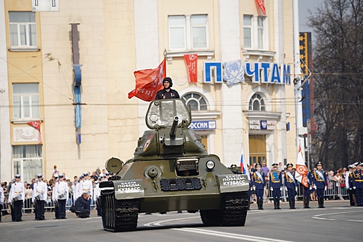 В Кузбассе Парад Победы открыл легендарный танк Т-34