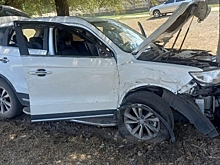 На трассе под Волгоградом иномарка врезалась в дерево, трое пострадали
