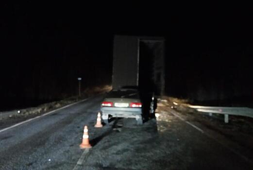 В Белохолуницком районе водитель «ВАЗа» врезался в стоящий грузовик: пострадали три человека