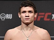 Российский боец одержал первую победу в UFC