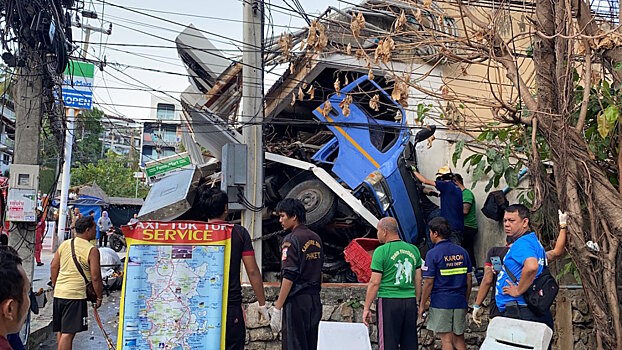 На Пхукете грузовик разнес здание супермаркета Family Mart