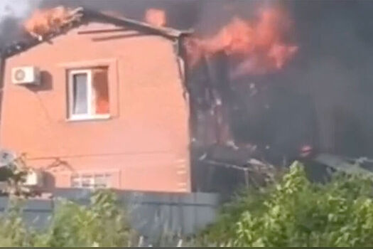 Беспилотник упал на дом в Ростовской области. В Донецке горит вокзал, слышны взрывы