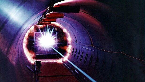Физики из РФ создали новый тип "нобелевского лазера"