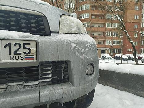 Даже внедорожники не могут: на видео сняли, что сделал снегопад с Владивостоком