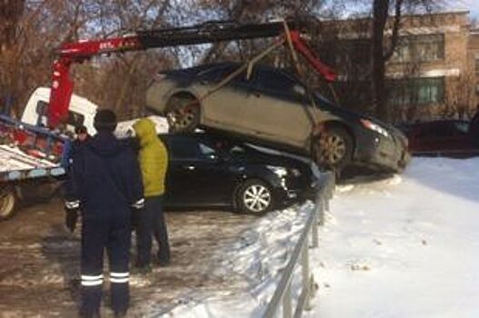 В Оренбурге эвакуатор уронил «Toyota Camry» на припаркованную «Kia»