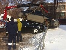 В Оренбурге эвакуатор уронил «Toyota Camry» на припаркованную «Kia»