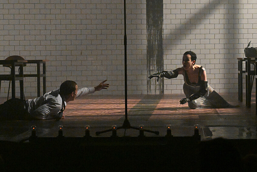 Актеры Александр Зарядин в роли Германа и Ирина Апексимова в роли Пиковой дамы в спектакле "Пиковая дама" режиссера Дениса Азарова на Основной сцене Театра на Таганке в Москве, 9 октября 2024 года