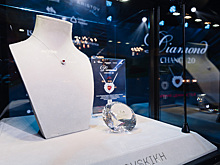 Сотрудница аппарата свердловского губернатора выиграла украшение с пламенным рубином 1,58 карат