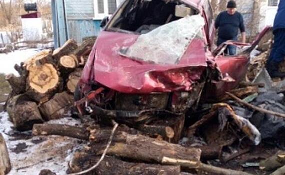 В Курской области автомобиль вылетел с трассы во двор и протаранил дрова