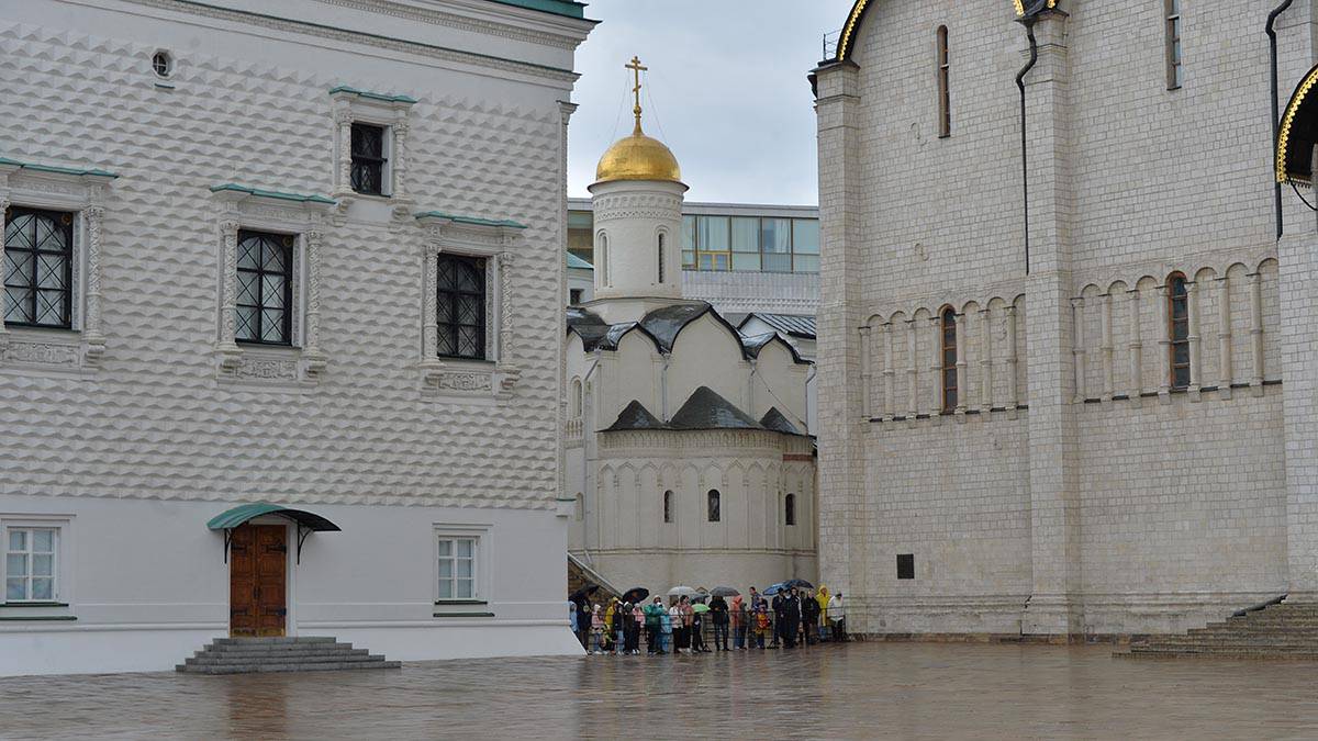 «МК»: Срочник погиб во время караульной службы у Кремля