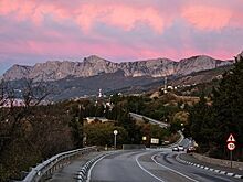 В Крыму самосвал сорвался с обрыва и упал на территорию аквапарка