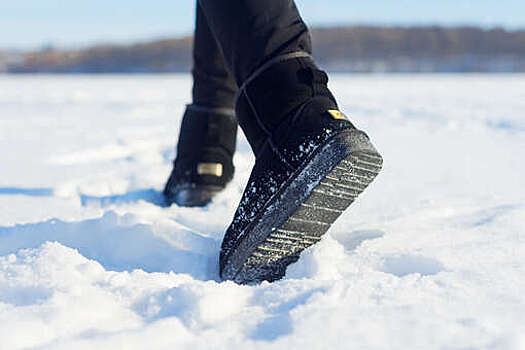 Врач Александр Умнов заявил, что угги провоцируют боль в коленях