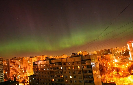Северное сияние осветило российские города