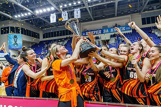 Баскетболистки екатеринбургского УГМК празднуют 16-е золото чемпионата России