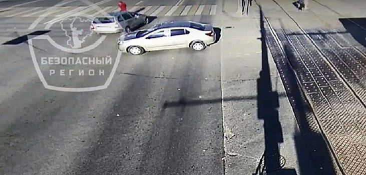 «Машина пролетела в сантиметре от меня»: волгоградка чудом спаслась в аварии на пешеходном переходе