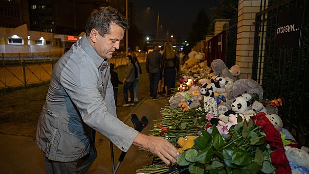 Мэр Казани возложил цветы к мемориалу у казанской школы