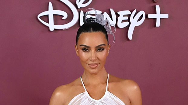 Ким Кардашьян прикрыла голую грудь полотенцем на фото для журнала