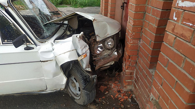 В Самаре 10 июля 2021 года 76-летний водитель врезался в стену дома на улице Цеховой