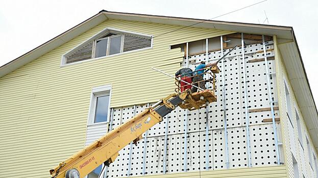 Обшивку фасада жилого дома в Прилуках начали восстанавливать сегодня