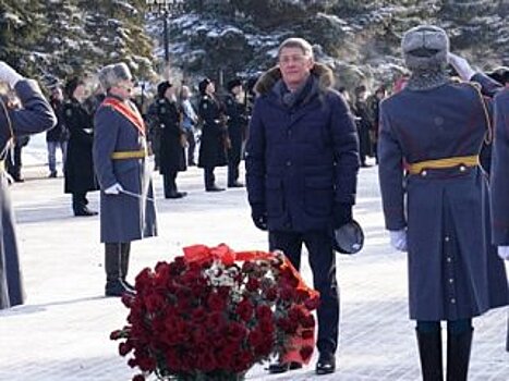 Радий Хабиров возложил цветы в парке Победы в Уфе