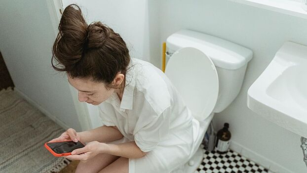 Врач предупредил, что долгое сидение на унитазе повышает риск возникновения геморроя