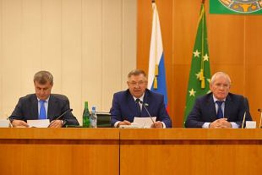 Законопроект о бюджете Адыгеи принят в первом чтении с дефицитом 802,9 млн рублей