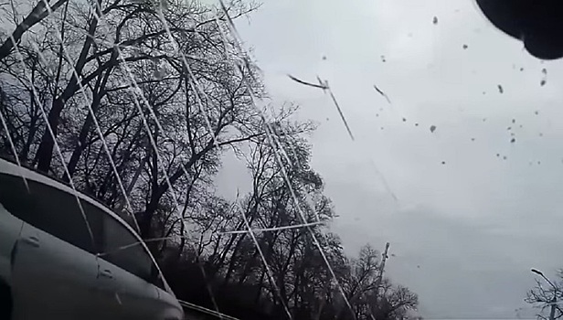 В Украине водитель перевернулся на машине, не заметив островок безопасности